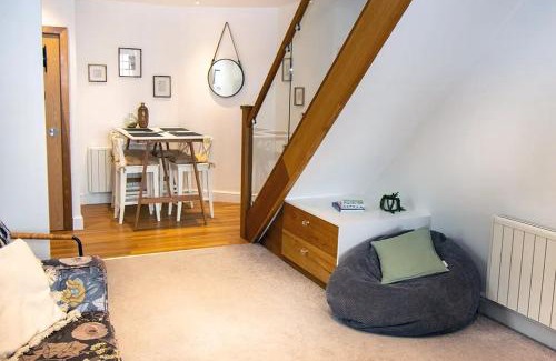 Penarth Apartment | Seafront Cottage - The Nook