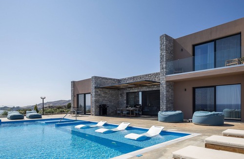 Vizari Villa | Seafront elegant villa,infinity pool &devine views