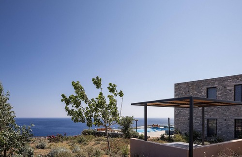 Vizari Villa | Seafront elegant villa,infinity pool &devine views