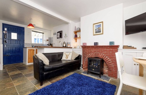 Looe House | Seafront House Overlooking Looe Beach. Pet friendly and Reserved Parking Space 1 minute walk!