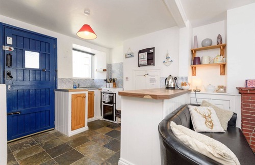 Looe House | Seafront House Overlooking Looe Beach. Pet friendly and Reserved Parking Space 1 minute walk!