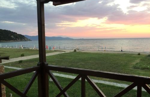 Aristotelis House | Seafront house with garden