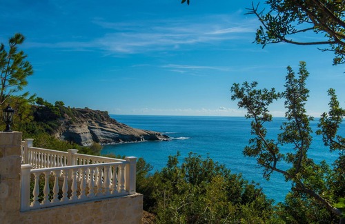 Ferma Villa | Seafront VIlla Kastello Kalliste | 8 bedrooms | 8 bathrooms