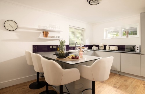 Sandbanks Apartment | SEAHAVEN IN SANDBANKS - UNIQUE STAY | SLEEPS 4 | PETS ALLOWED | HOT TUB | BBQ | PATIO | WI-FI