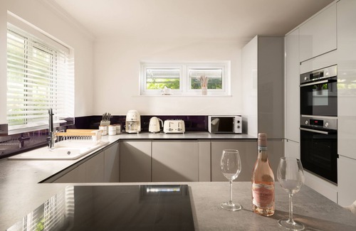 Sandbanks Apartment | SEAHAVEN IN SANDBANKS - UNIQUE STAY | SLEEPS 4 | PETS ALLOWED | HOT TUB | BBQ | PATIO | WI-FI