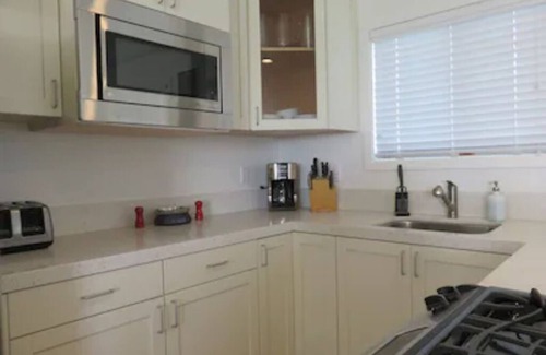 Ocean Beach Cottage | Seahorse Cottage -Stunning Views, Steps from Ocean Beach