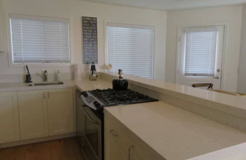 Ocean Beach Cottage | Seahorse Cottage -Stunning Views, Steps from Ocean Beach