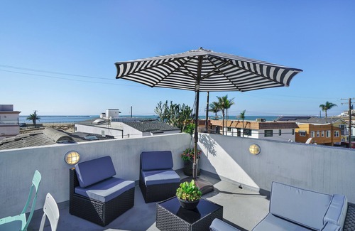 Old Towne House | Seal Beach Private Guest Suite · 180° Ocean Views from Private Rooftop Deck