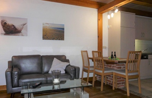 Vollerwiek Cottage | Seal - hoarfrost by the sea