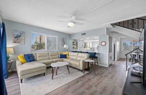 Redington Shores Condo | 🌴 Seashell Oasis #B-2 | Steps to the Beach | 3BR Coastal Condo w/Peek A Boo View 🌊