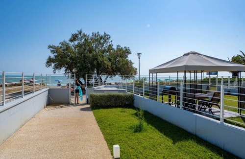 Pineto Apartment | Seaside apartment with large garden