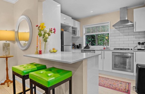 Torbay House | Seaside Bougainvillea Retreat close to Beaches