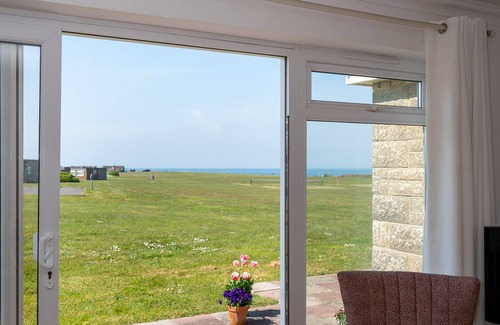 Freshwater House | SEASIDE BUNGALOW, FABULOUS SEA VIEWS, FREE WIFI,nGENEROUS DISCOUNTS ON FERRY