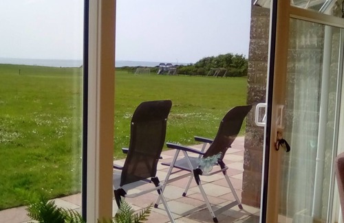 Freshwater House | SEASIDE BUNGALOW, FABULOUS SEA VIEWS, FREE WIFI,nGENEROUS DISCOUNTS ON FERRY