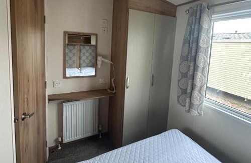 Clacton-on-Sea House | Seaside Cabin Retreat in Clacton-on-Sea
