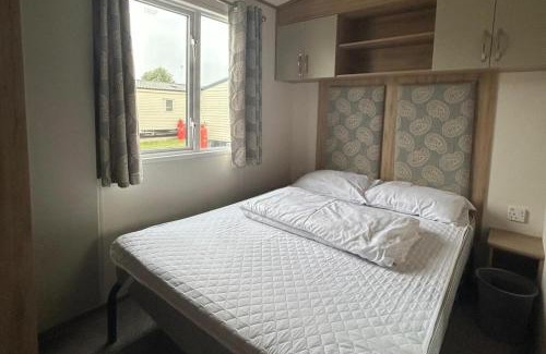Clacton-on-Sea House | Seaside Cabin Retreat in Clacton-on-Sea