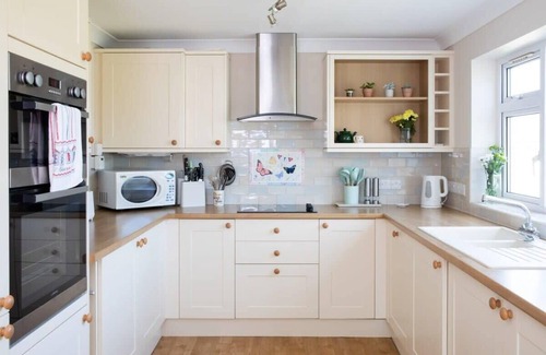 East Wittering House | Seaside detached 4bd home nr shops. Parking/Garden