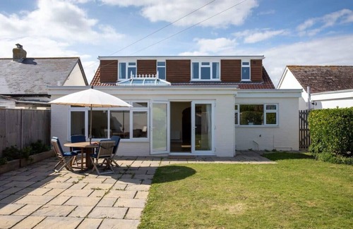 East Wittering House | Seaside detached 4bd home nr shops. Parking/Garden