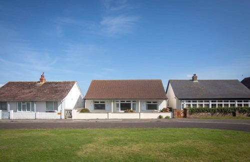 East Wittering House | Seaside detached 4bd home nr shops. Parking/Garden