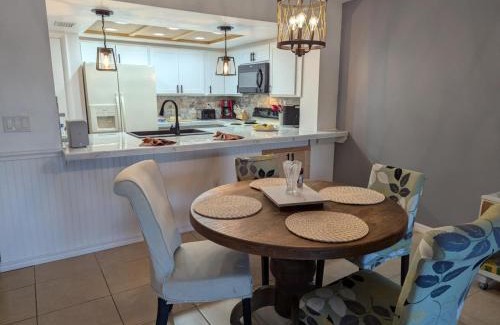 Gulf Gate Estates Apartment | Seaside dream mins from Siesta with its number 1 beaches!