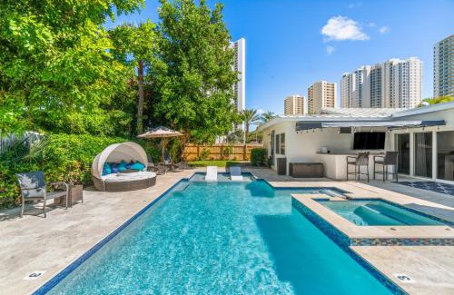 Singer Island House | Seaside Elegance - 4B-4B - 3 Master Suites, Heated Pool and Spa, Tanning Ledge, Golden Tee Arcade, Outdoor Bar with 65 Inch TV, BBQ, Walk to Beach! Sleeps 10