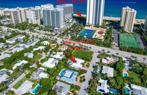 Singer Island House | Seaside Elegance - 4B-4B - 3 Master Suites, Heated Pool and Spa, Tanning Ledge, Golden Tee Arcade, Outdoor Bar with 65 Inch TV, BBQ, Walk to Beach! Sleeps 10