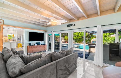 Singer Island House | Seaside Elegance - 4B-4B - 3 Master Suites, Heated Pool and Spa, Tanning Ledge, Golden Tee Arcade, Outdoor Bar with 65 Inch TV, BBQ, Walk to Beach! Sleeps 10