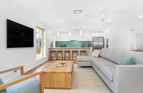 Anna Bay House | Seaside Family Oasis 400m to the beach