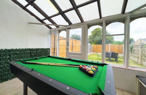 Southend-on-Sea Apartment | Seaside Haven Retreat - 3 Bed Apartment