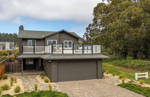 Half Moon Bay House | Seaside Home: Modern Retreat with Breathtaking Views and Beachside Charm