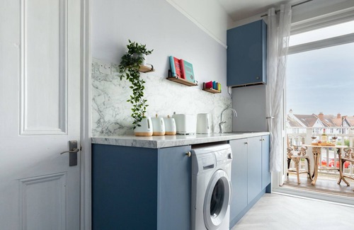 Westcliff-on-Sea Apartment | Seaside LUXURY large apartment, near amusements and seafront