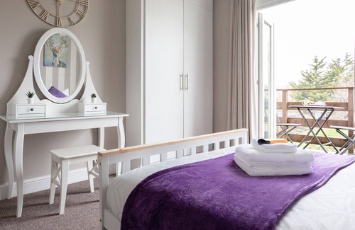 Westcliff-on-Sea Apartment | Seaside LUXURY large apartment, near amusements and seafront