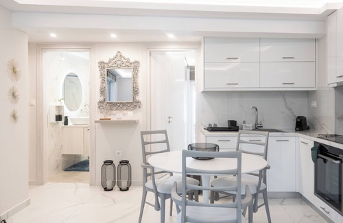 Voula House | Seaside Oasis: Voula Retreat steps from Beach