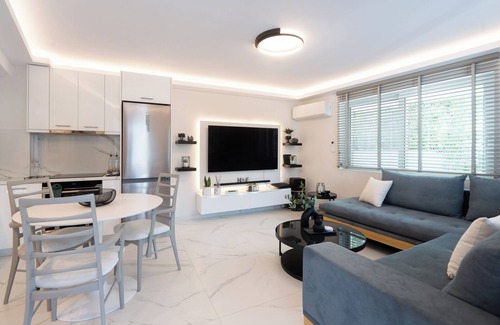 Voula House | Seaside Oasis: Voula Retreat steps from Beach