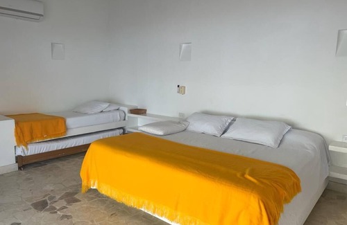 Tolu House | Seaside Paradise: 5-Bedroom Beach House with Pool