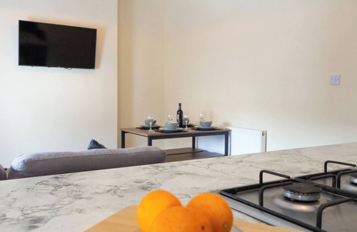 Southport Apartment | Seaside Retreat: 2BR Apt in Southport