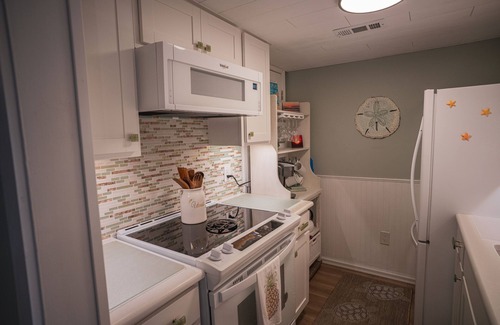 Surfside Beach Apartment | Seaside Retreat-Beachfront/Oceanfront Condo