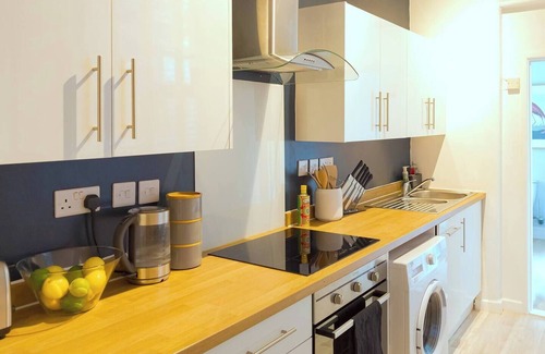 Portsmouth Apartment | Seaside retreat with king bed, bunks & sofa bed – perfect for families & friends!