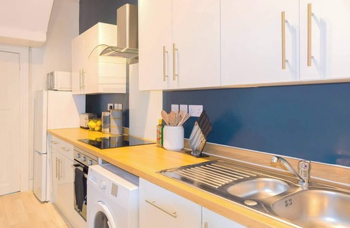 Portsmouth Apartment | Seaside retreat with king bed, bunks & sofa bed – perfect for families & friends!
