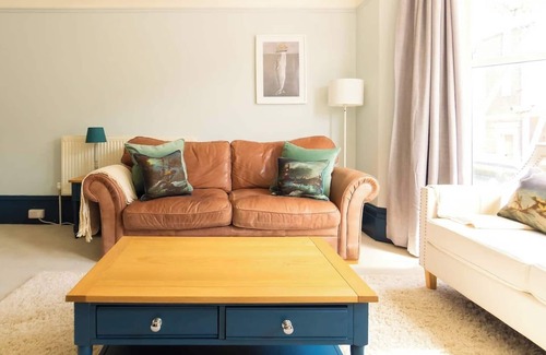 Portsmouth Apartment | Seaside retreat with king bed, bunks & sofa bed – perfect for families & friends!