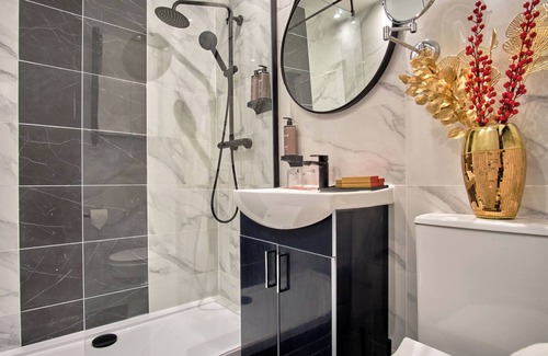 Oban Hotel | Seaside Serenity | 2 Rooms with Stunning Views l Near McCaig's Tower