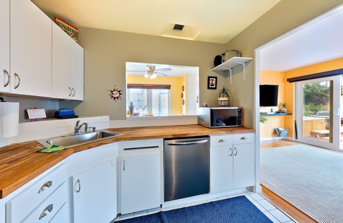 Mission Beach House | Seaside Surf Sanctuary with ocean view from new jacuzzi! 50 steps to ocean!