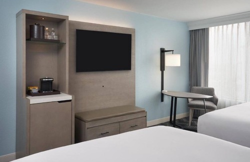 Cocoa Beach Hotel | Seaside Symphony! Short Drive to TreeTop Trek and Brevard Zoo! Onsite Pool!