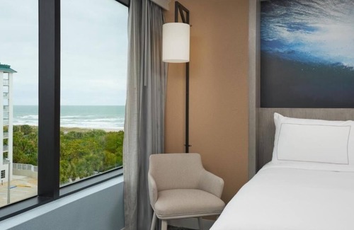 Cocoa Beach Hotel | Seaside Symphony! Short Drive to TreeTop Trek and Brevard Zoo! Onsite Pool!