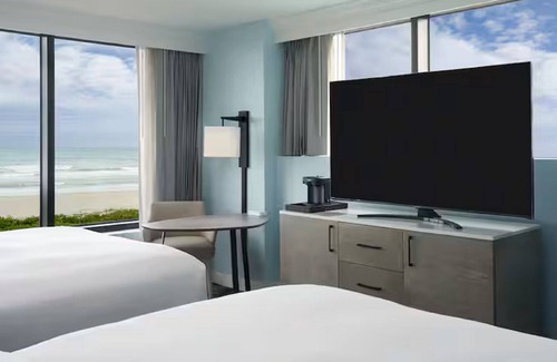 Cocoa Beach Hotel | Seaside Symphony! Short Drive to TreeTop Trek and Brevard Zoo! Onsite Pool!