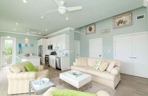 Islamorada House | SEASONAL WATERFRONT RENTAL in Venetian Shores, Islamorada, Pool & New Dock