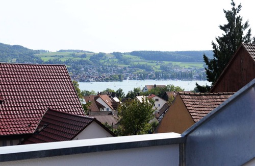 Gaienhofen Apartment | SEASUCHT, NEU-LOGGIA Blick: SEE & HESSE-HAUS, INSPIRATION, 4 P., P. QUIET, CENTER