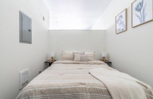 Mann Apartment | Seattle Lux 1 bd Apartment- Rooftop, WiFi, Pet Friendly