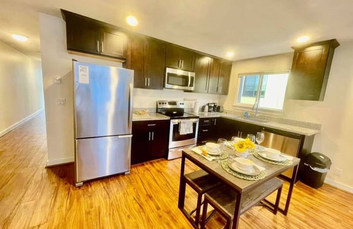 West Queen Anne Hotel | Seattle luxury 4 Suites Retreat - Sophisticated Urban Living w Space, Style, and unmatched Comfort
