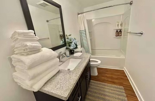 West Queen Anne Hotel | Seattle luxury 4 Suites Retreat - Sophisticated Urban Living w Space, Style, and unmatched Comfort